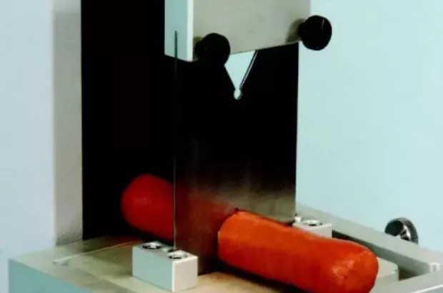 Stanowisko z&nbsp;nożem Warnera–Bratzlera przecinające parówkę w&nbsp;teście tekstury.