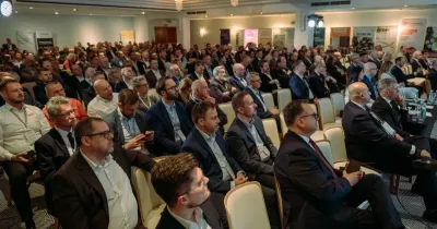 Widok na licznie zgromadzoną publiczność podczas konferencji branży kolejowej – ujęcie pierwsze.