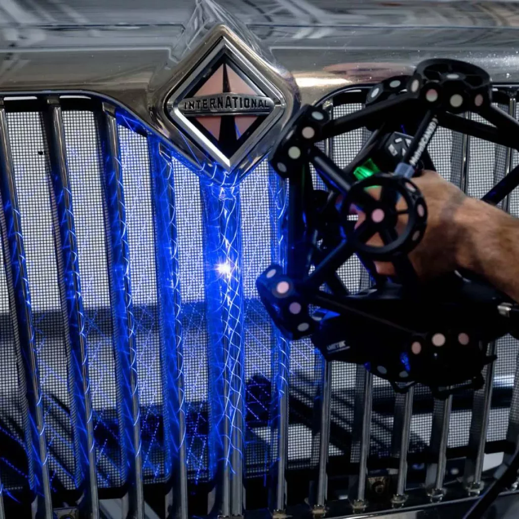 Ręczny skaner 3D MetraSCAN BLACK wykonuje pełne skanowanie chromowanego grilla pojazdu ciężarowego w&nbsp;celu digitalizacji 3D