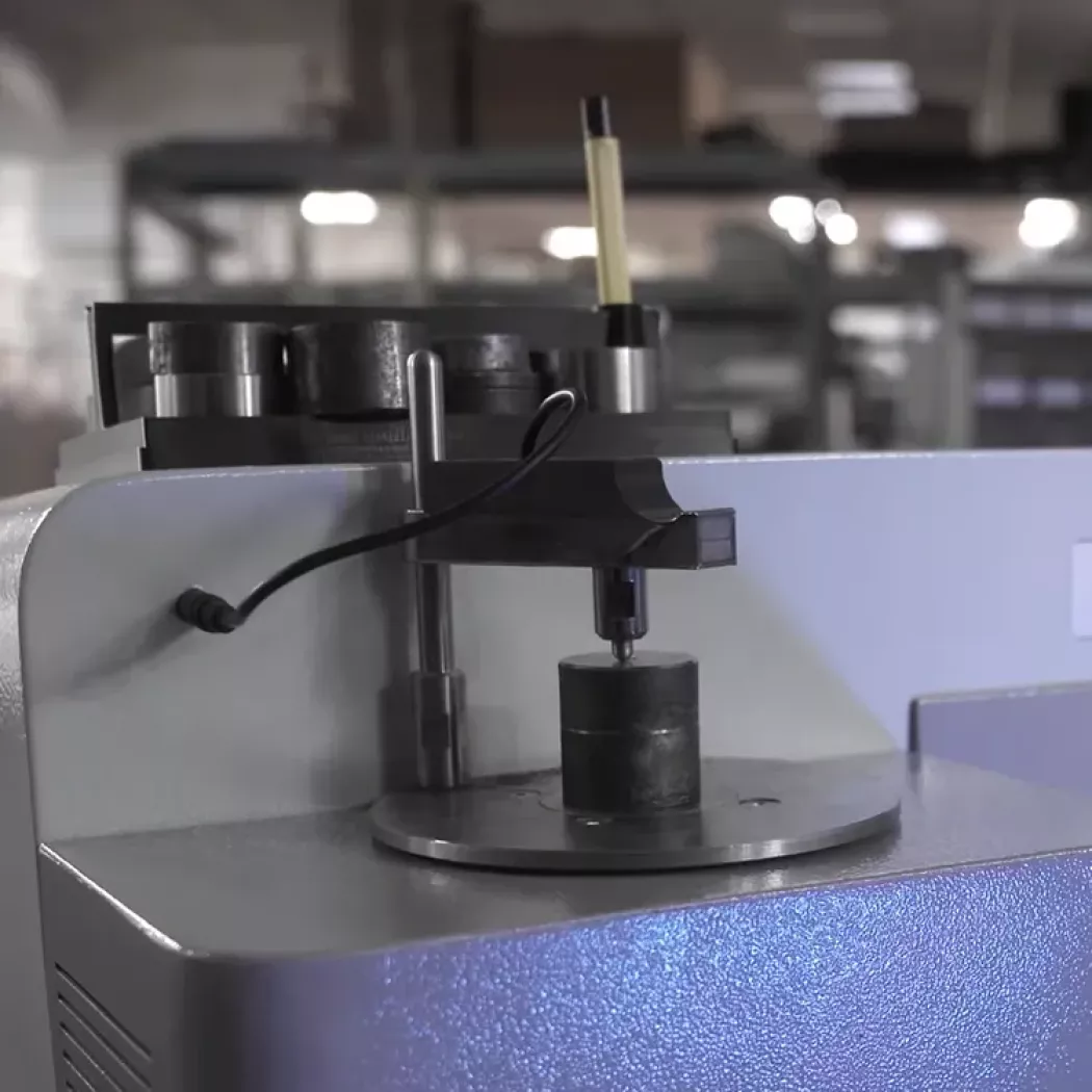 S6 Sirius 500 GNR – zbliżenie na głowicę pomiarową podczas analizy próbki