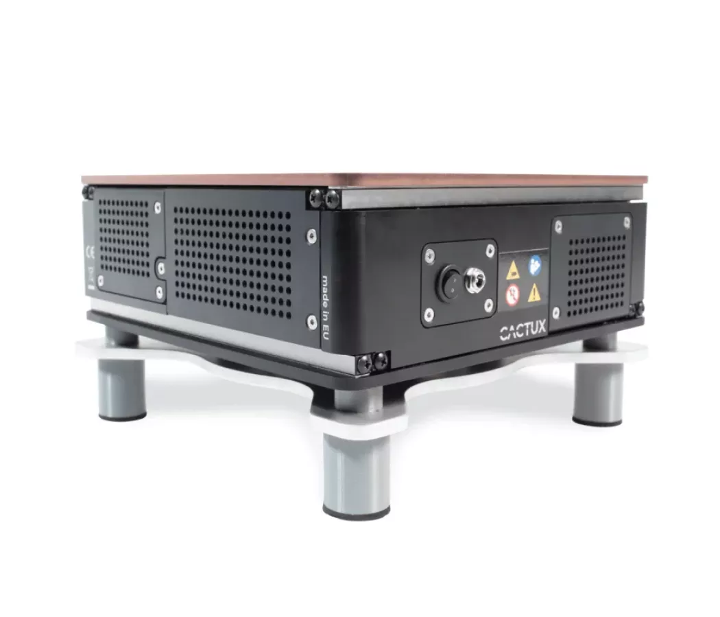 Boczny widok zmotoryzowanego stolika SaguaroX M do tomografii komputerowej