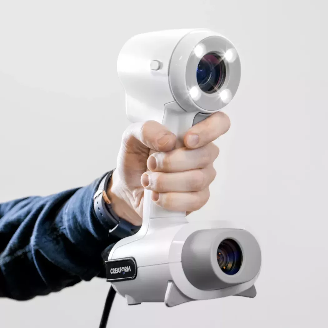 Skaner 3D Creaform ACADEMIA używany przez studenta do skanowania części technicznej
