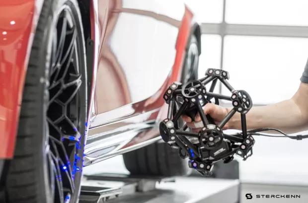 Ręczny skaner Creaform MetraSCAN 3D skanuje karoserię samochodu – pomiar optyczny 3D
