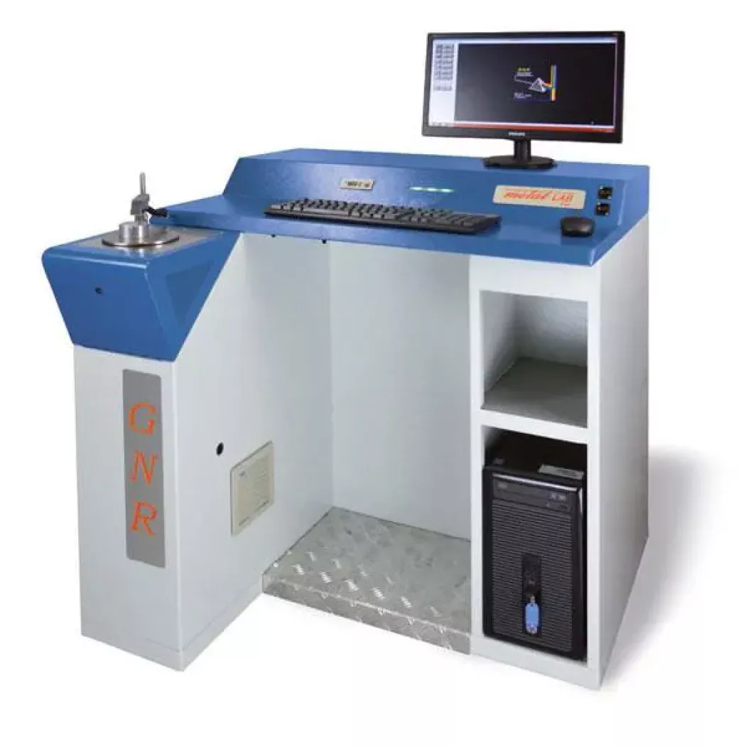 Stacjonarny spektrometr GNR Metal Lab Plus z&nbsp;komputerem do kontroli składu stopów