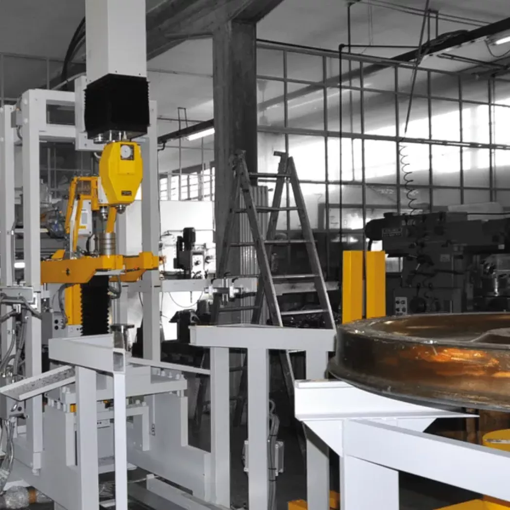 Linia do pomiaru twardości kół kolejowych Ernst – stanowisko w&nbsp;hali produkcyjnej