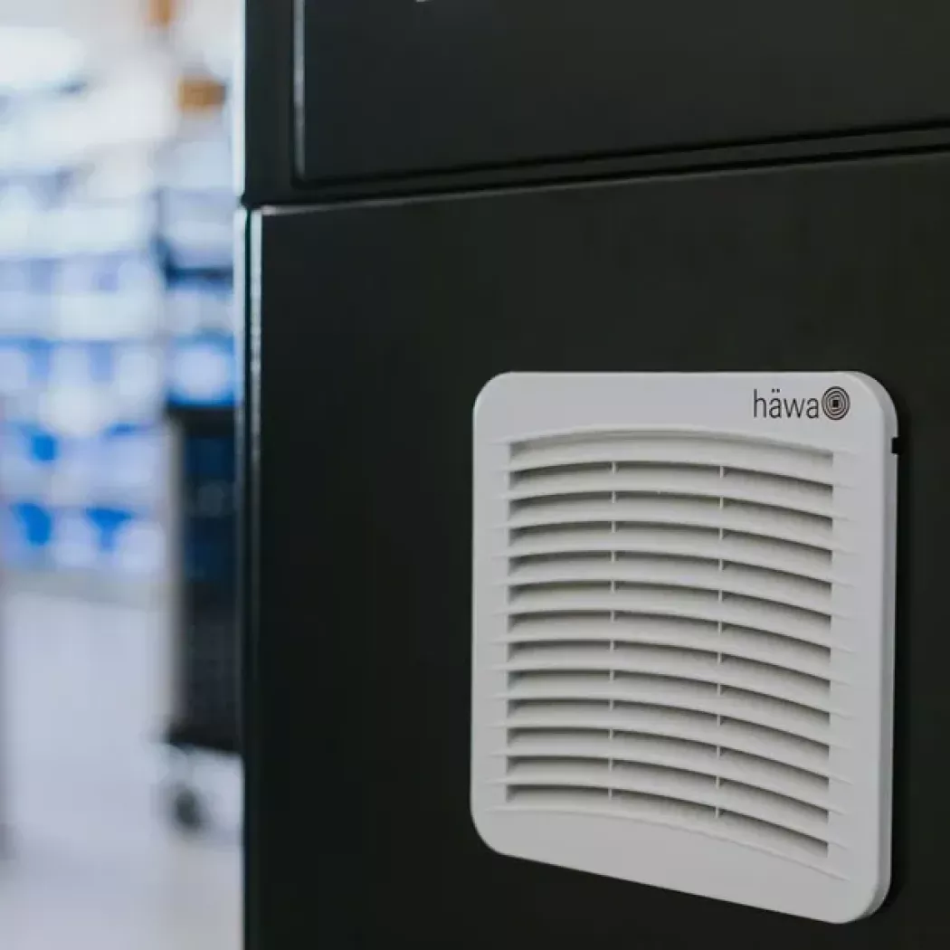 Detal zabudowy shopfloor: kratka wentylacyjna w&nbsp;obudowie stanowiska pomiarowego