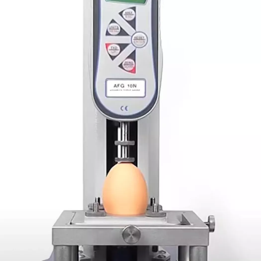 Zmotoryzowany tester Mecmesin bada wytrzymałość skorupki jajka