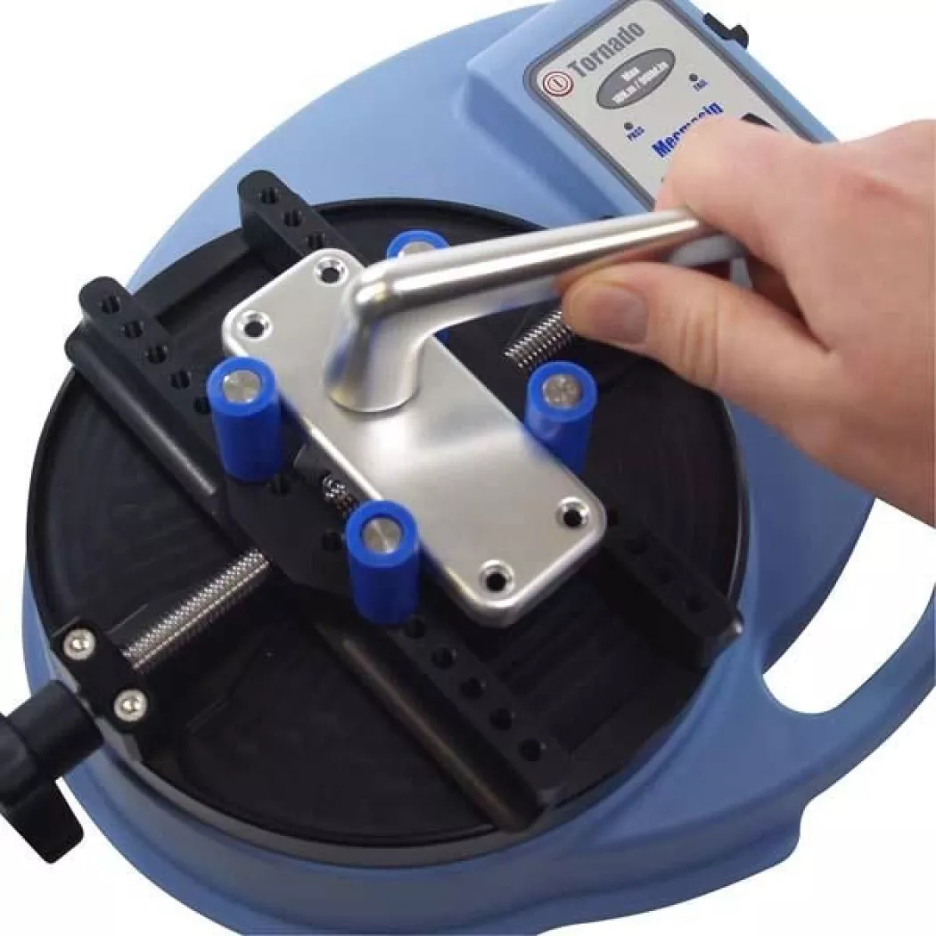 Uchwyt testowy na urządzeniu Tornado Mecmesin – pomiar momentu siły kluczem imbusowym