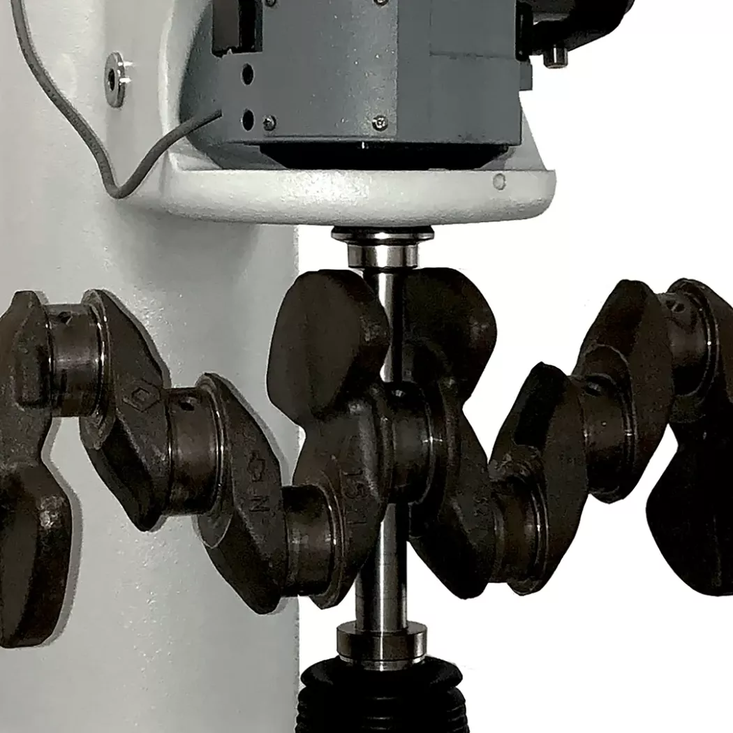 Stacjonarny twardościomierz AT130D Ernst podczas pomiaru twardości wału korbowego