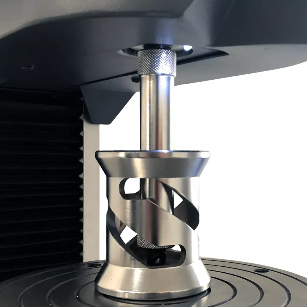 Zbliżenie: uchwyt próbki i&nbsp;układ wgłębnika w&nbsp;twardościomierzu AT350 Ernst