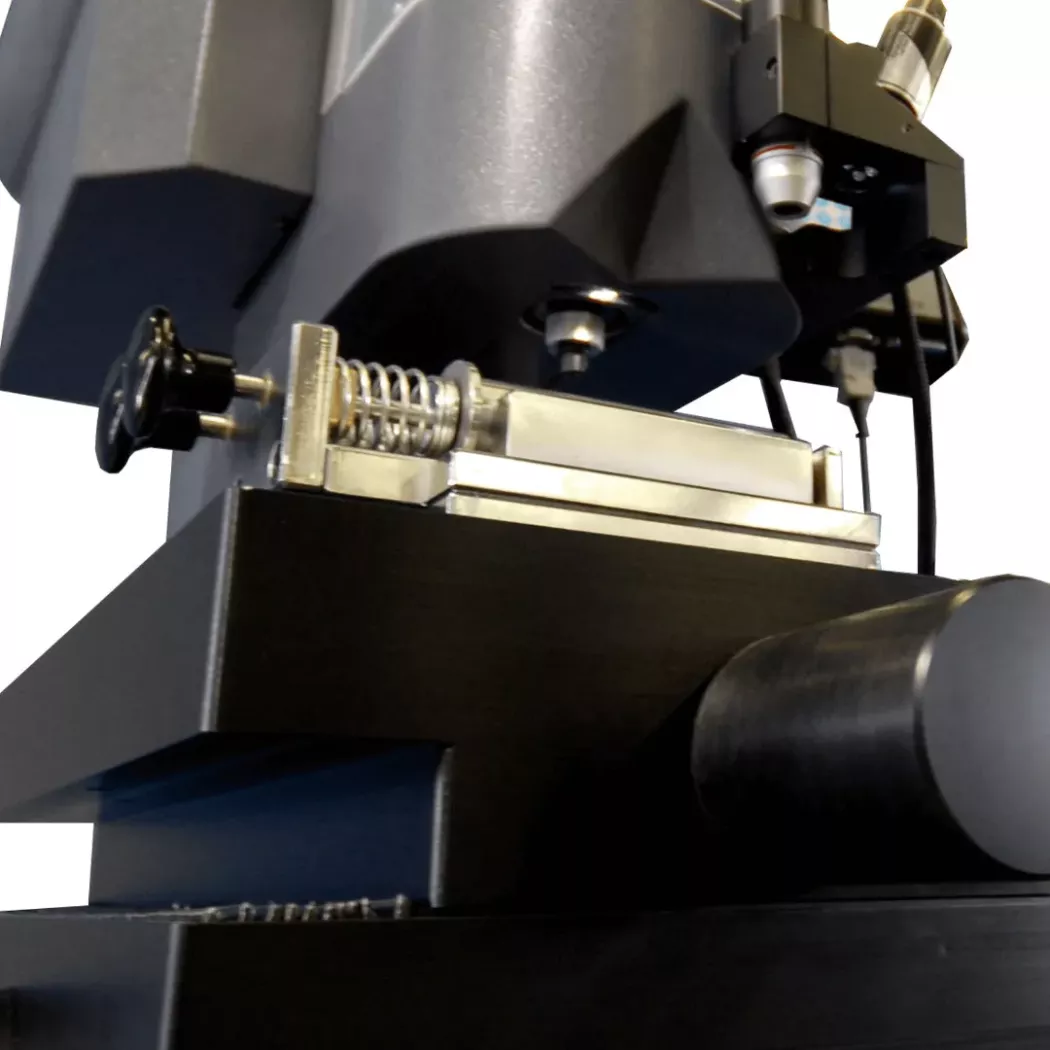 Zacisk do stabilnego mocowania próbki w&nbsp;twardościomierzu automatycznym AT350 Ernst