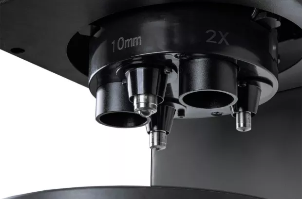 Zbliżenie głowicy twardościomierza Brinella ATI B3000 z&nbsp;kulką 10 mm HBW.