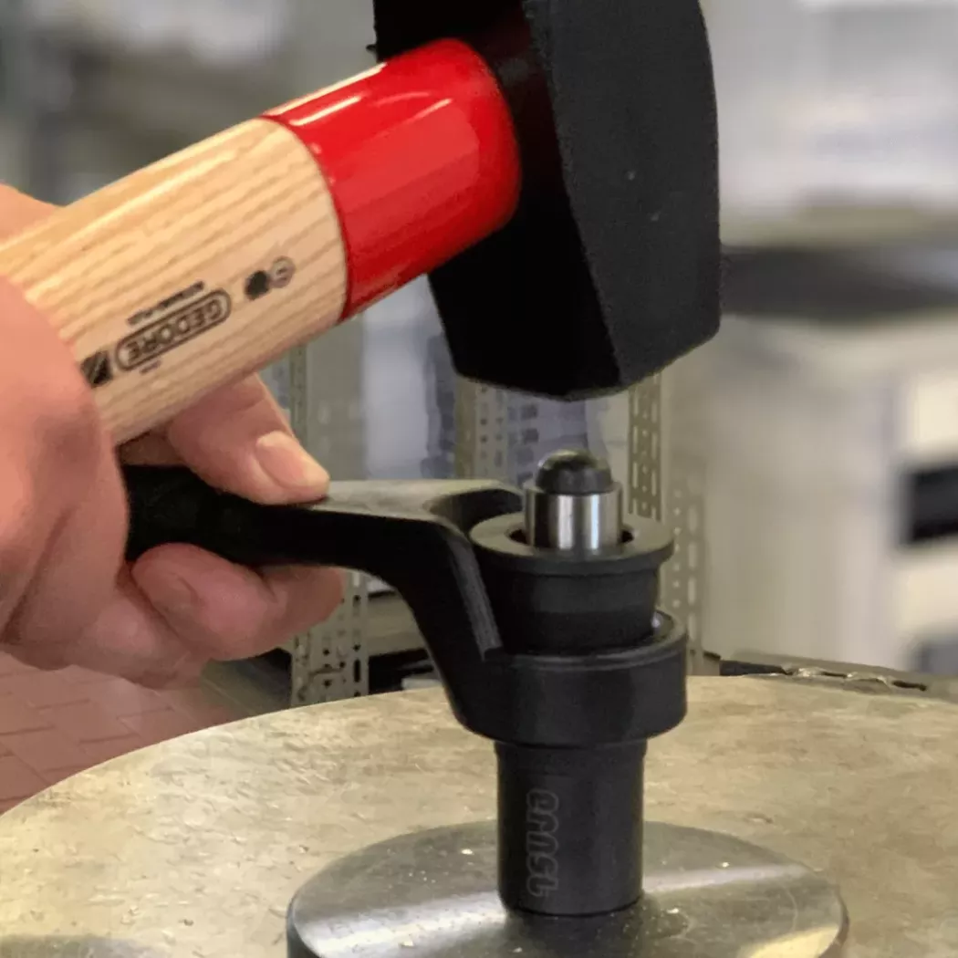 Pomiar twardości metodą Brinella twardościomierzem STE – wykonanie odcisku