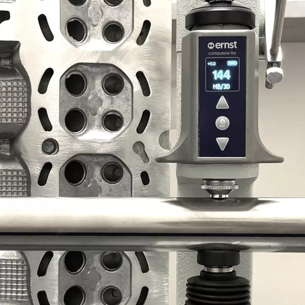 Ernst Computest LITE wykonuje pomiar twardości na elemencie cylindrycznym