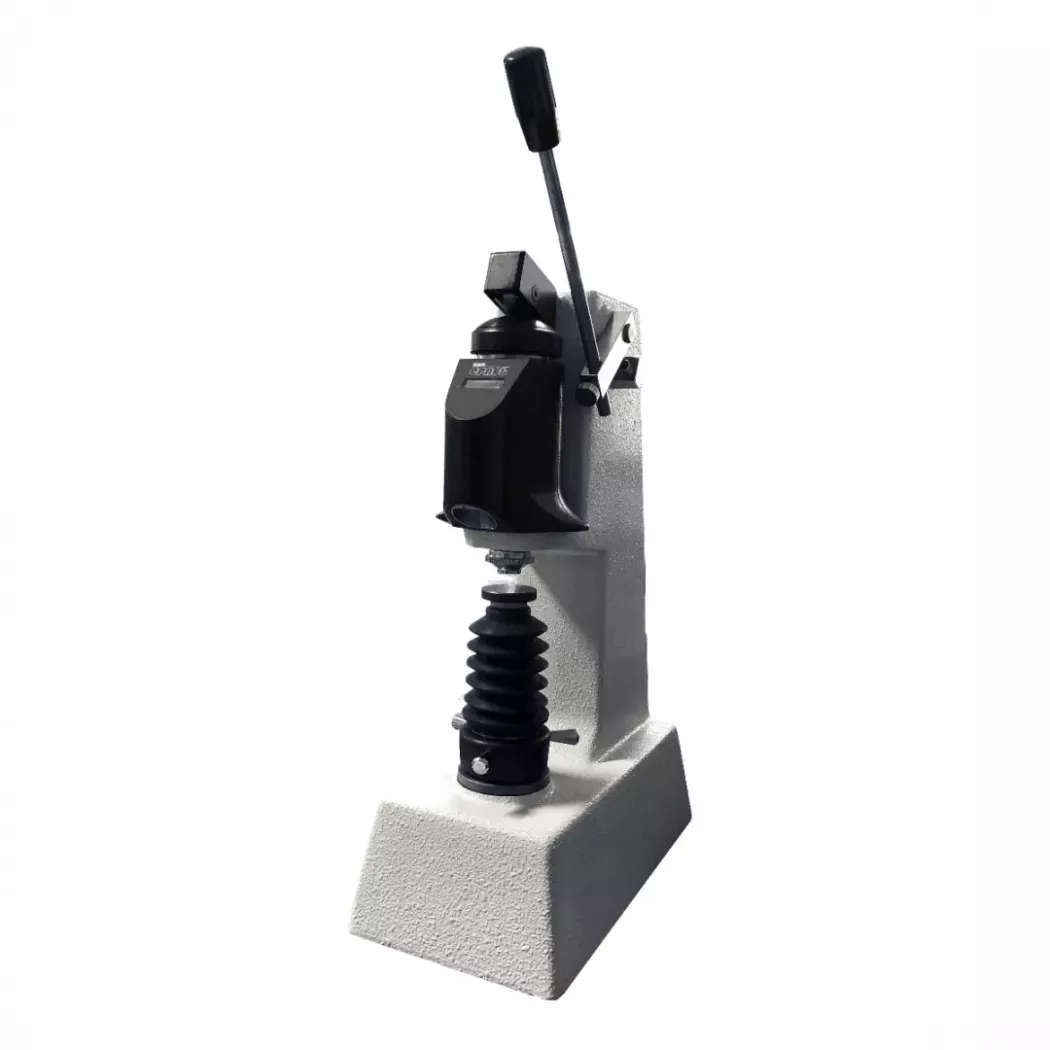 Ernst e-Computest zamontowany na statywie do pomiarów twardości