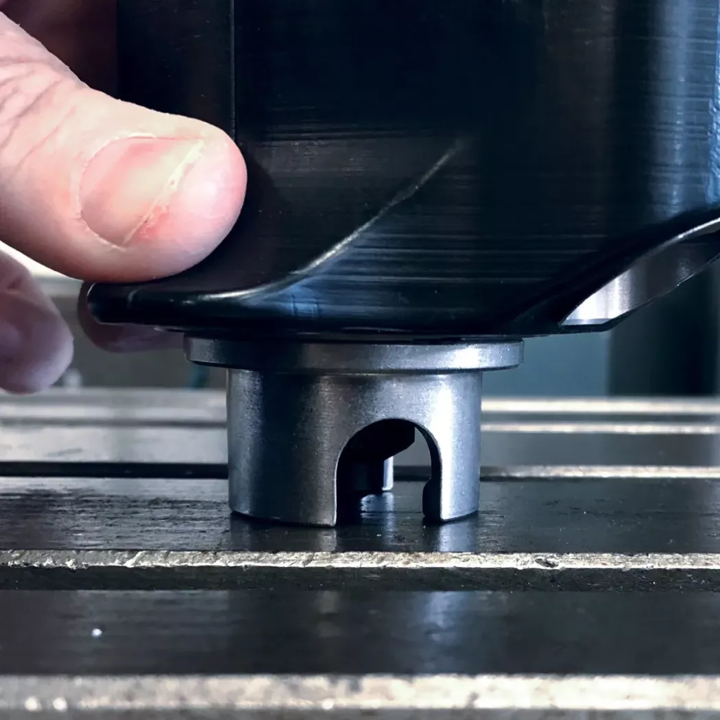 Zbliżenie na wgłębnik twardościomierza Ernst e-Computest podczas pomiaru