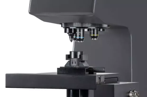 Twardościomierz Vickersa ATI z&nbsp;głowicą mikroskopową podczas badania twardości metodą Vickersa (HV).