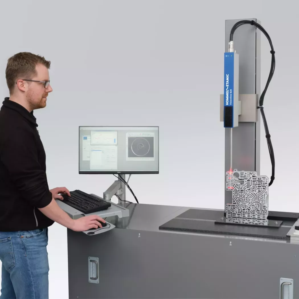 Operator obsługujący system pomiarowy Hommel-Etamic Visionline B20 w&nbsp;trakcie kontroli powierzchni