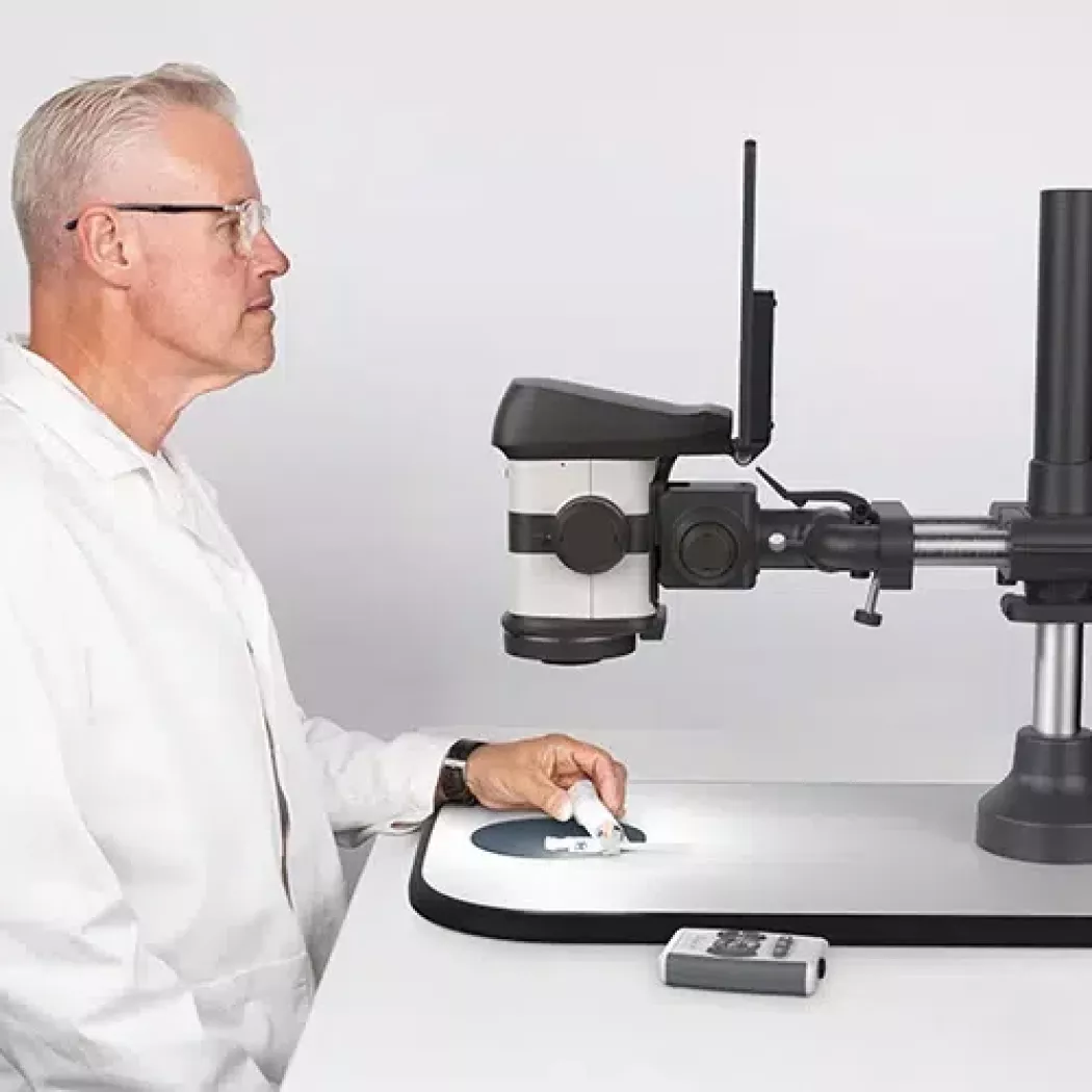 Ergonomiczna praca podczas używania mikroskopu 3D ProteQ VISO