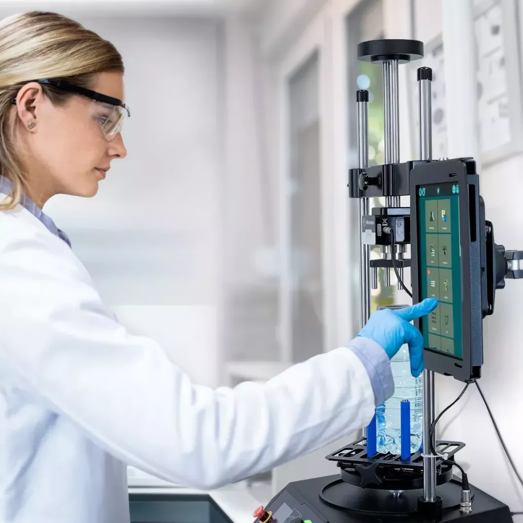 Operator wykonuje test momentu obrotowego na stanowisku VortexPro Mecmesin w&nbsp;środowisku laboratoryjnym