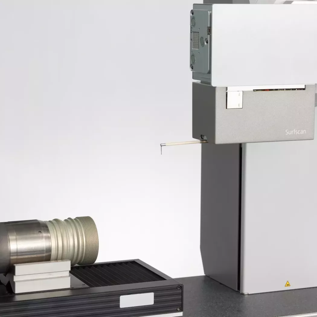 Głowica Surfscan systemu Waveline w&nbsp;trakcie pomiaru powierzchni detalu