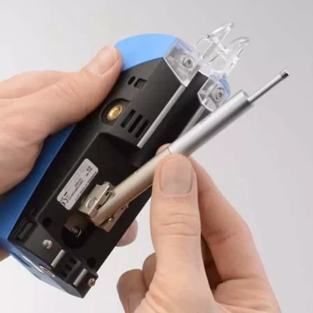 Wymiana sondy w&nbsp;przenośnym urządzeniu do pomiaru chropowatości Waveline W10