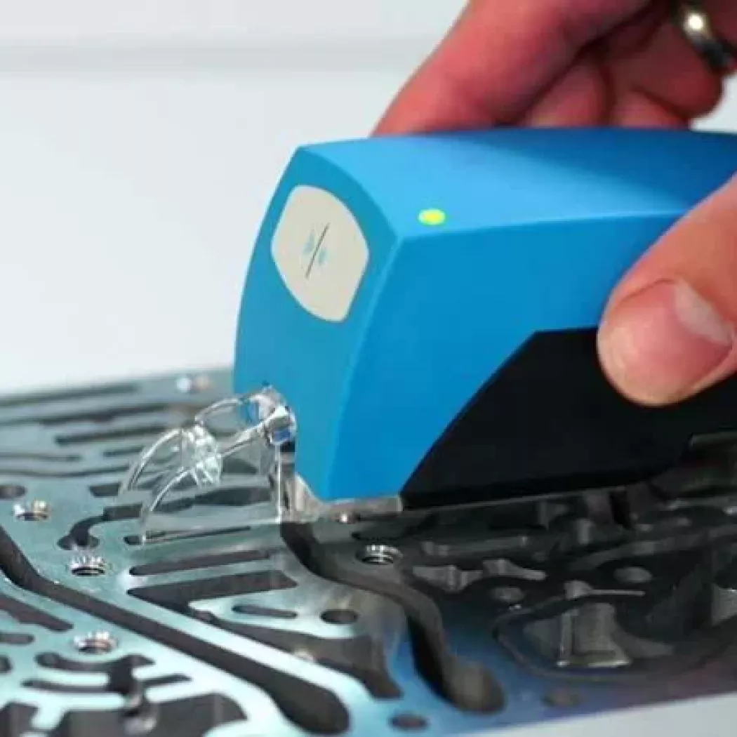 Pomiar powierzchni metalowej za pomocą profilometru Waveline W10