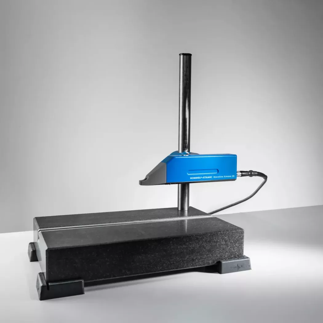 Hommel-Etamic Waveline Xmove 20 na stanowisku pomiarowym w&nbsp;laboratorium metrologicznym