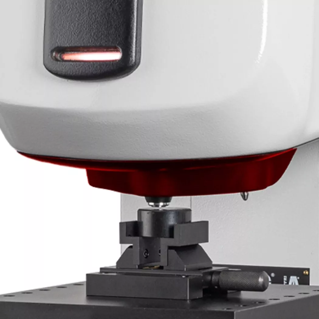 Pochylony rewolwer 7° w&nbsp;WIKI 90 CNC – twardościomierz Vickersa