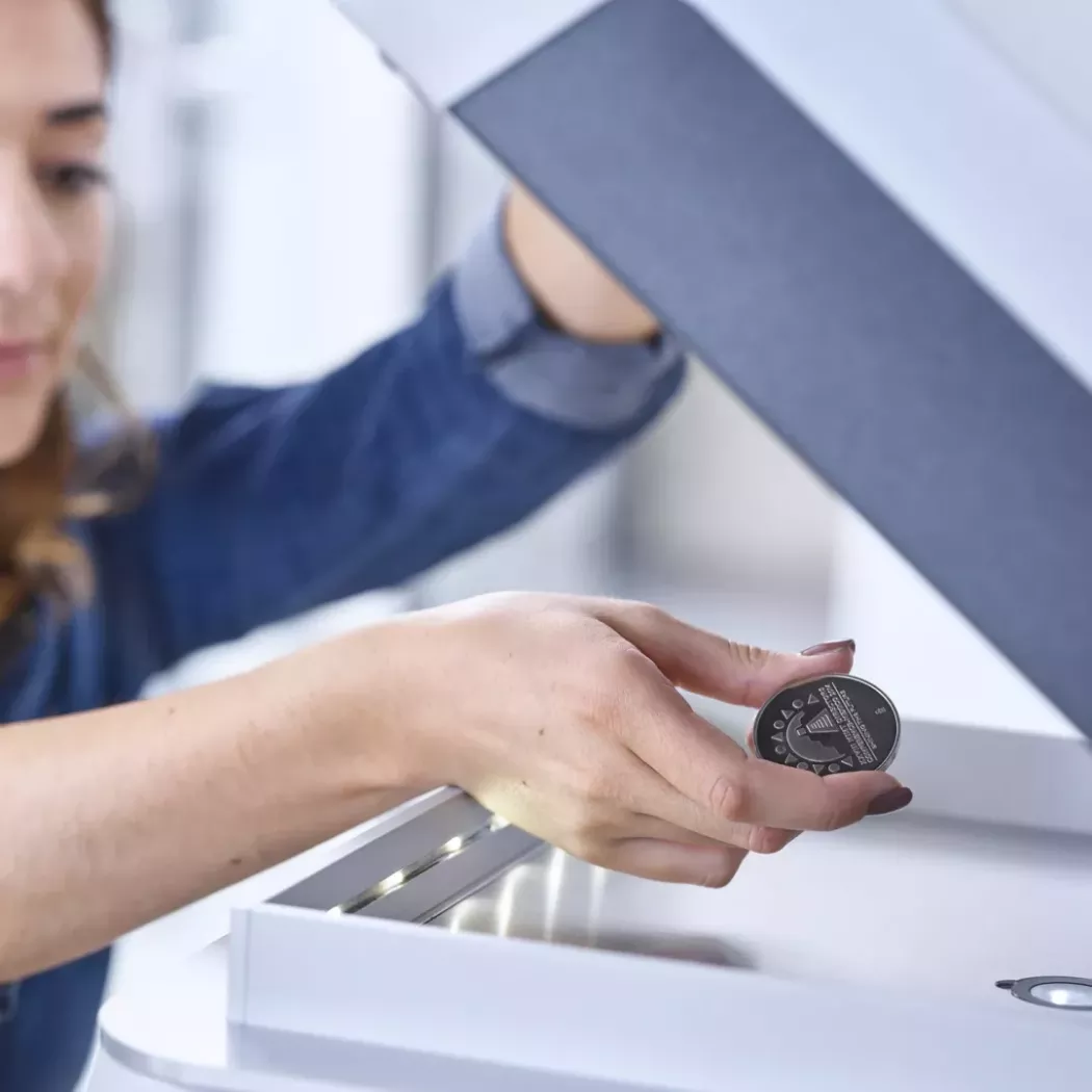 Operator umieszcza próbkę w&nbsp;spektrometrze XRF FISCHERSCOPE X-RAY XAN 215