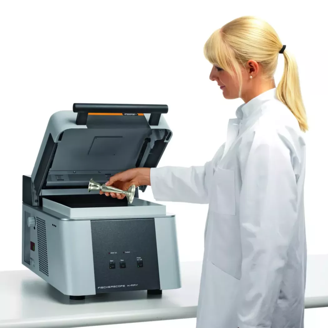 Analiza składu srebrnego elementu w&nbsp;spektrometrze XRF FISCHERSCOPE X-RAY XAN 215