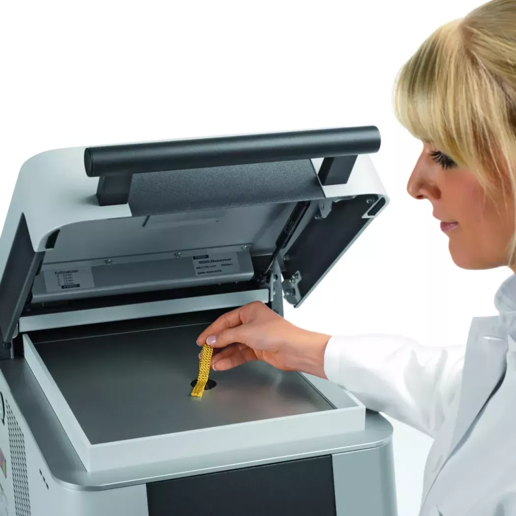 Nieniszcząca analiza złotej bransolety w&nbsp;spektrometrze XRF XAN 215