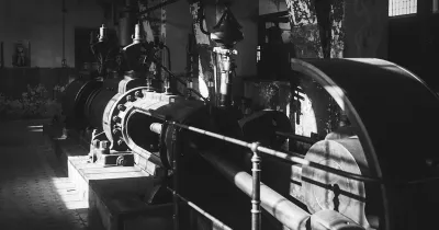 Zabytkowa maszyna w&nbsp;hali dawnej walcowni w&nbsp;Muzeum Hutnictwa Cynku.