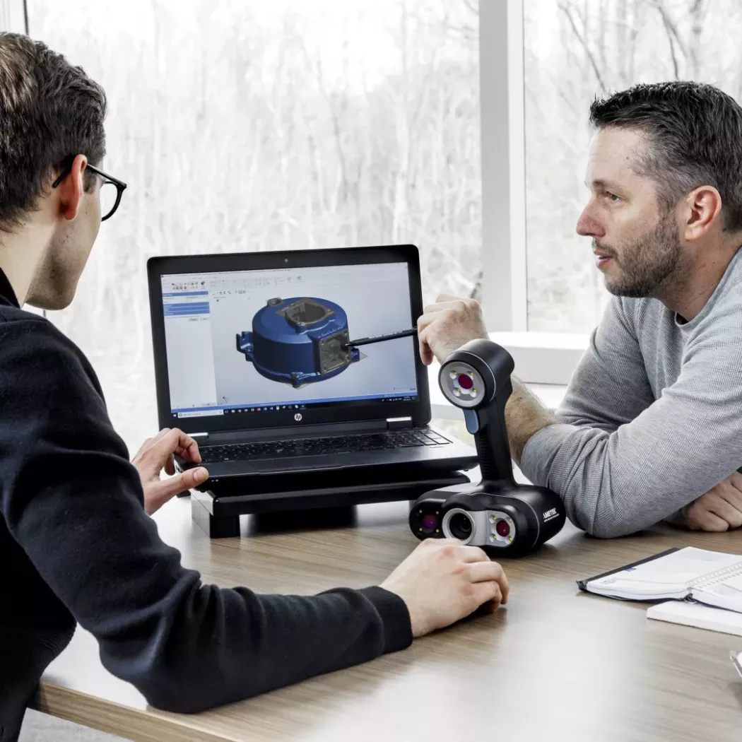 Prowadzący omawia model 3D podczas zajęć opartych na technologii skanowania 3D